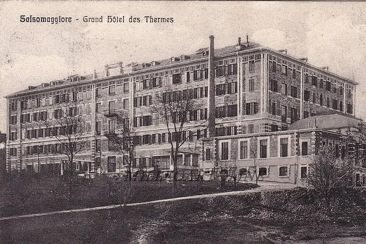 An old postcard of the Grand Hotel des Thermes in Salsomaggiore, a long five-storey hotel with a tall chimney